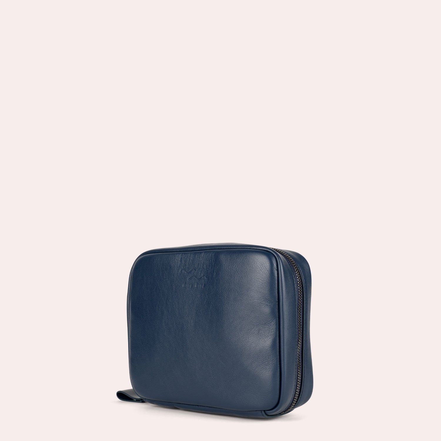 MAJA - Unsere Kabeltasche aus Leder - smart und detailverliebt