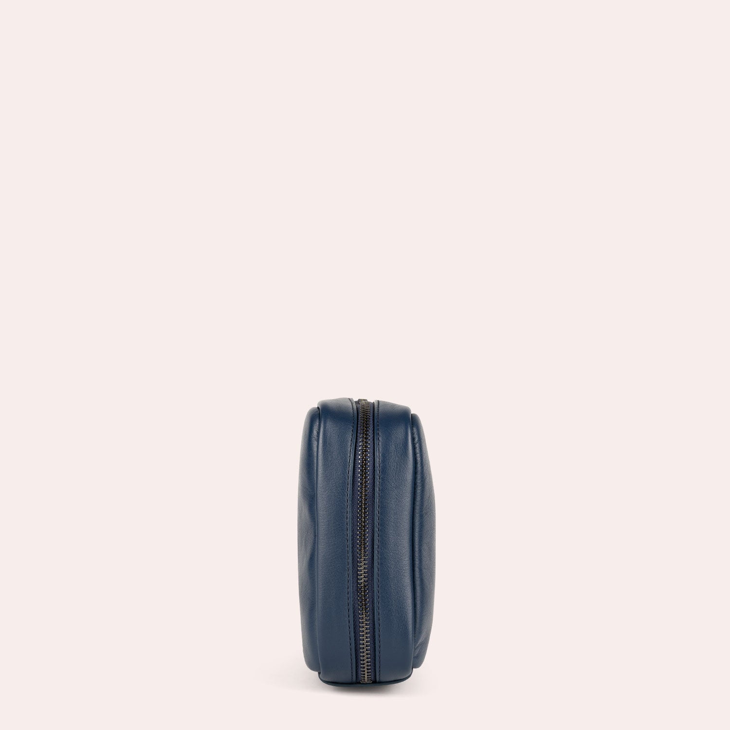 MAJA - Unsere Kabeltasche aus Leder - smart und detailverliebt