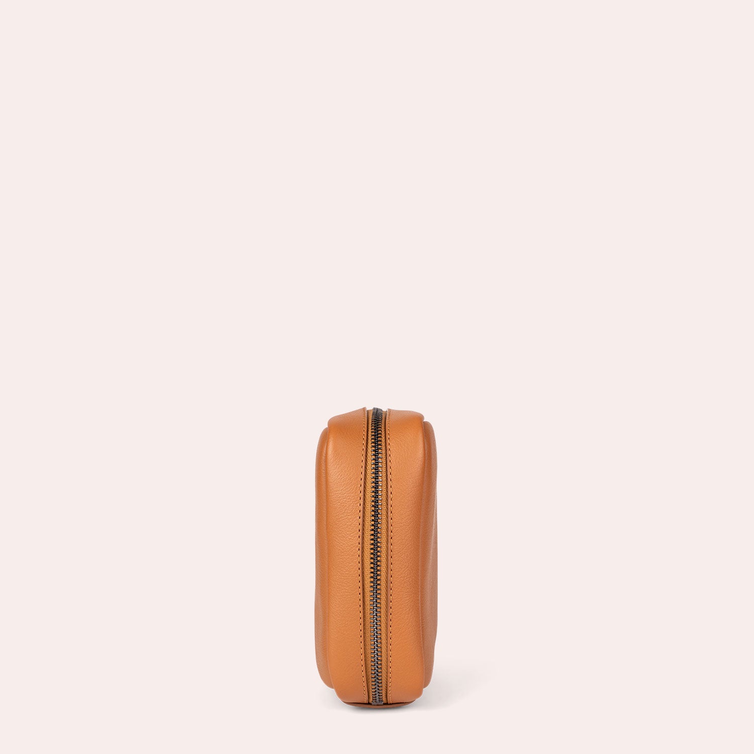 MAJA - Unsere Kabeltasche aus Leder - smart und detailverliebt