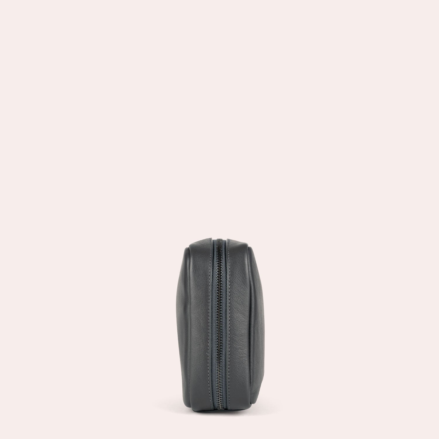 MAJA - Unsere Kabeltasche aus Leder - smart und detailverliebt