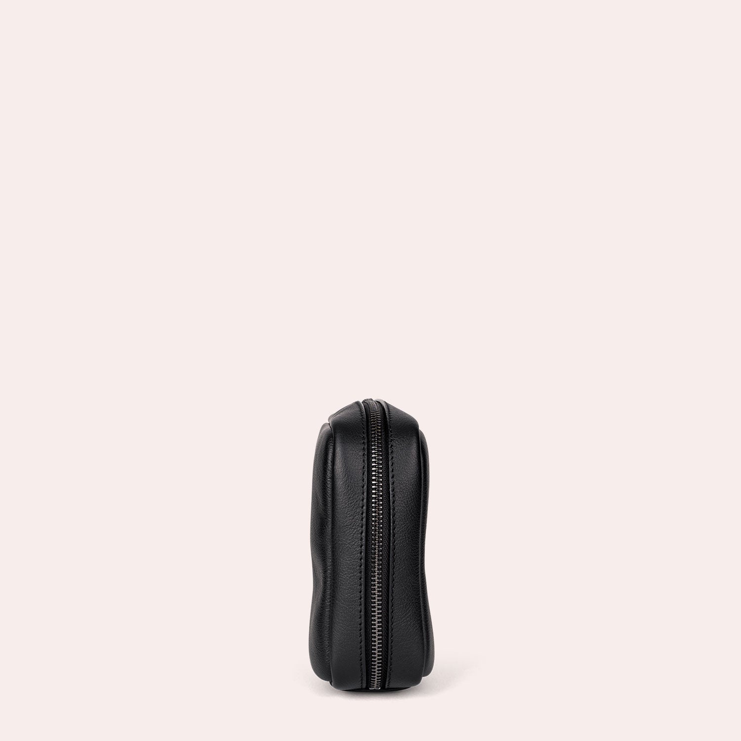 MAJA - Unsere Kabeltasche aus Leder - smart und detailverliebt