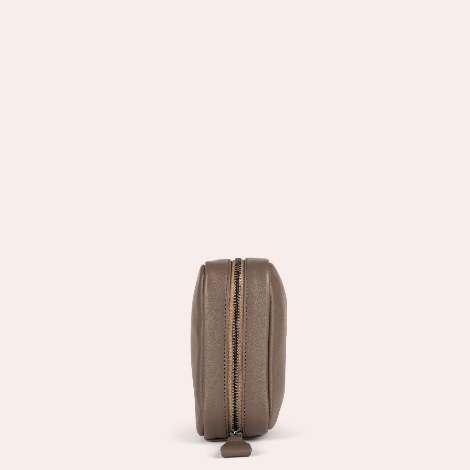 MAJA - Unsere Kabeltasche aus Leder - smart und detailverliebt